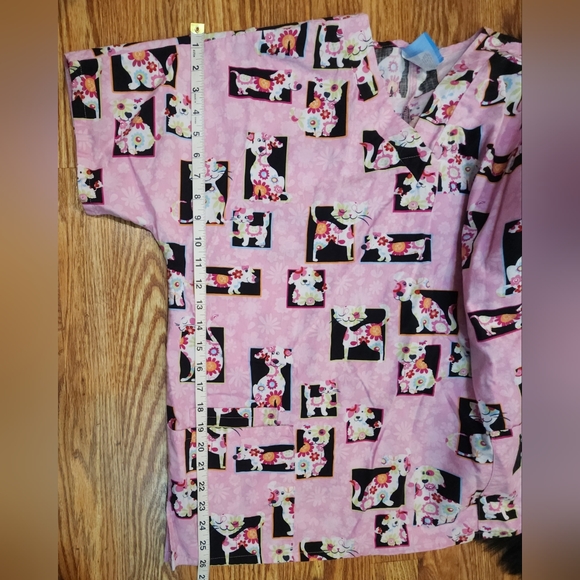HQ Scrub High Quality Basics Pink Top with Flowers, Cats & Dogs Size L - Picture 6 of 7
